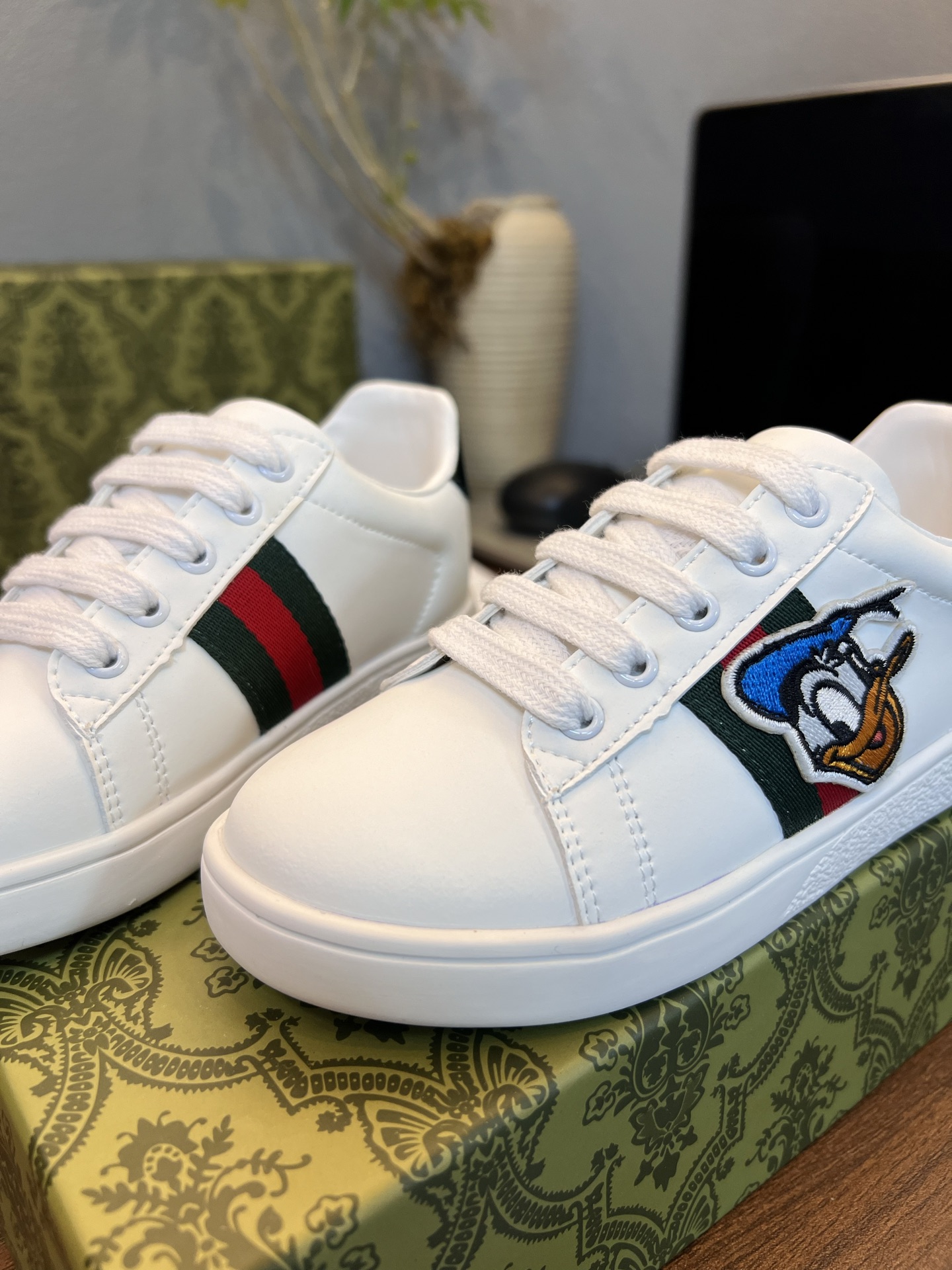 Children's shoes child